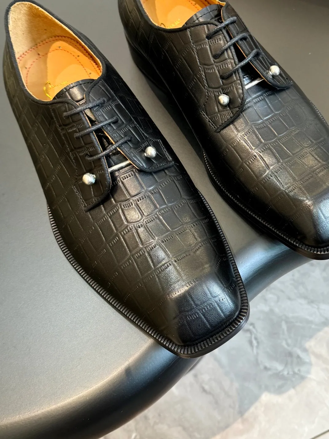 [CL red sole shoes] Top P: 1020💰 Size 39-44 (⚠️38.45.46.47 custom-made, non-returnable and non-exchangeable) 🆑High-end men's business formal leather shoes, original authentic top quality goods ••✅💯 Top original order purchasing agent! Original imported patterned cowhide ➕Imported cowhide lining ➕Cowhide feet ➕Original leather outsole~🉑️Feel free to compare the authentic ones!